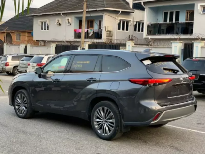Toyota Highlander   - 2021