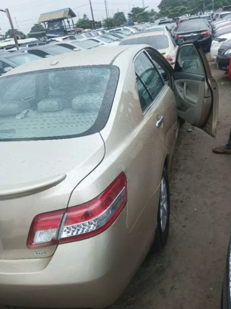 Toyota camry   - 2010