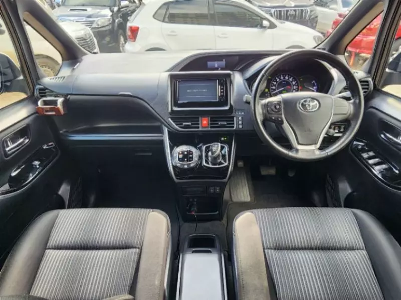 Toyota Voxy    - 2018