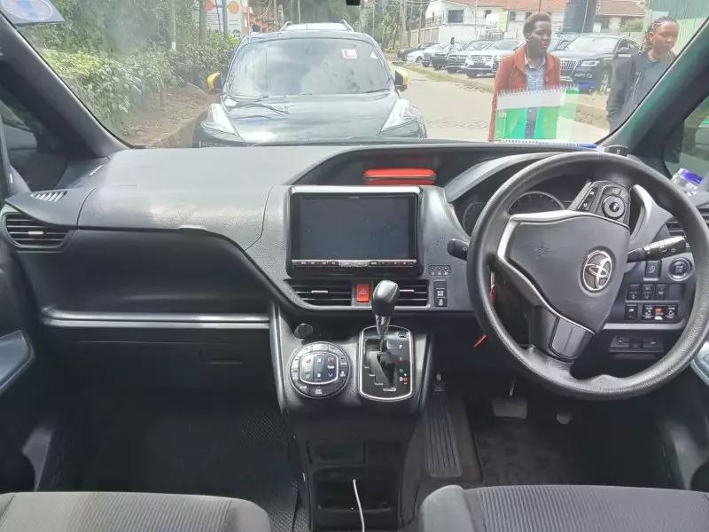 Toyota Voxy    - 2015