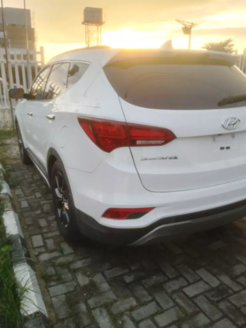 Hyundai Santa FE   - 2016
