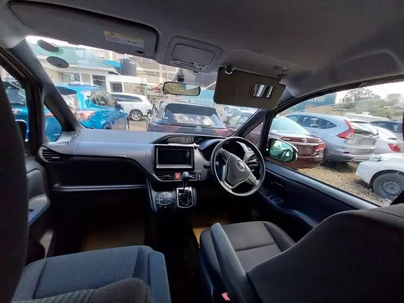 Toyota Noah   - 2016