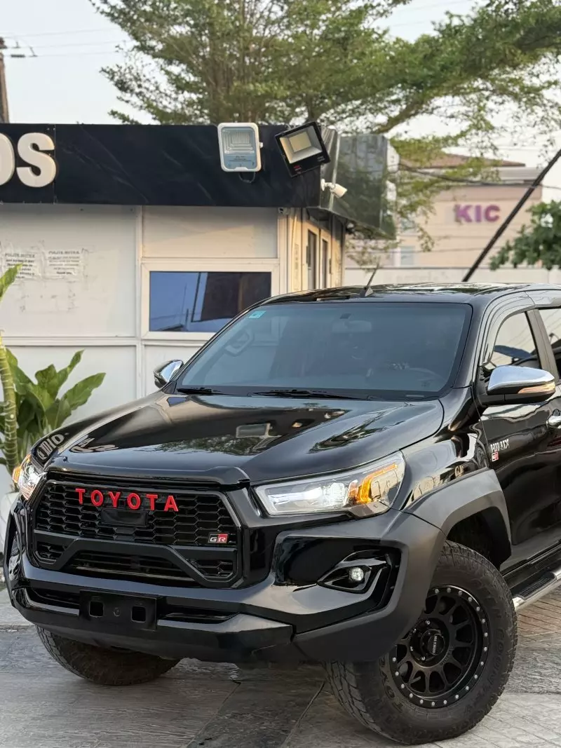 Toyota Hilux    - 2017