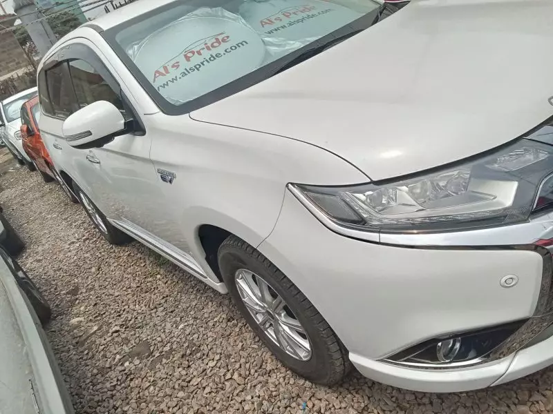 Mitsubishi OUTLANDER   - 2016