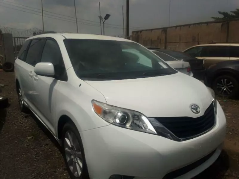 Toyota Sienna   - 2016