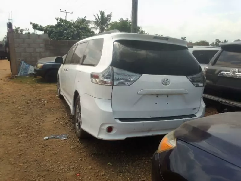 Toyota Sienna   - 2011