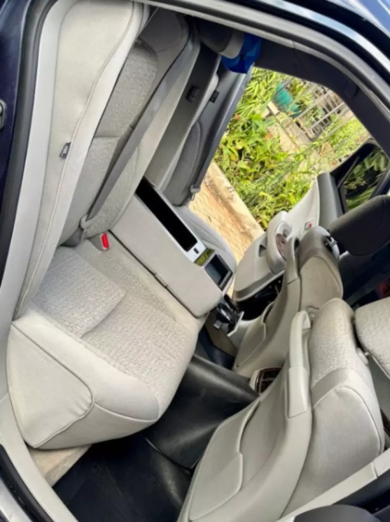 Toyota Crown    - 2011