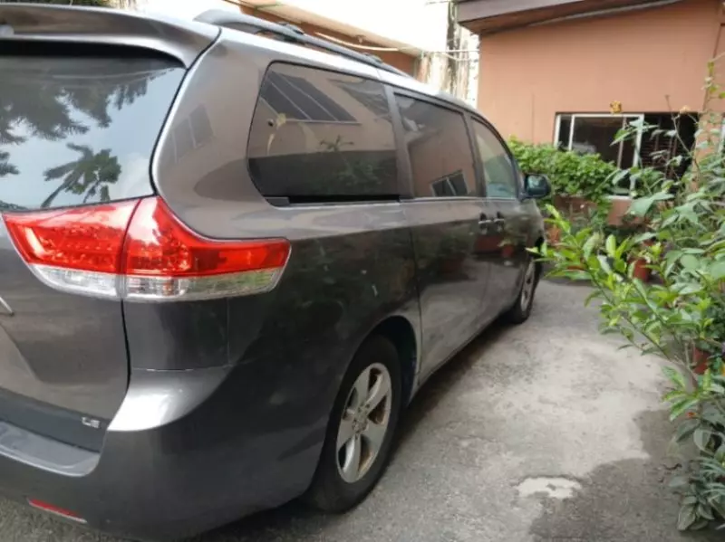 Toyota Sienna   - 2011