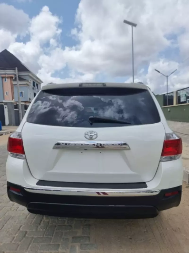 Toyota Highlander   - 2011