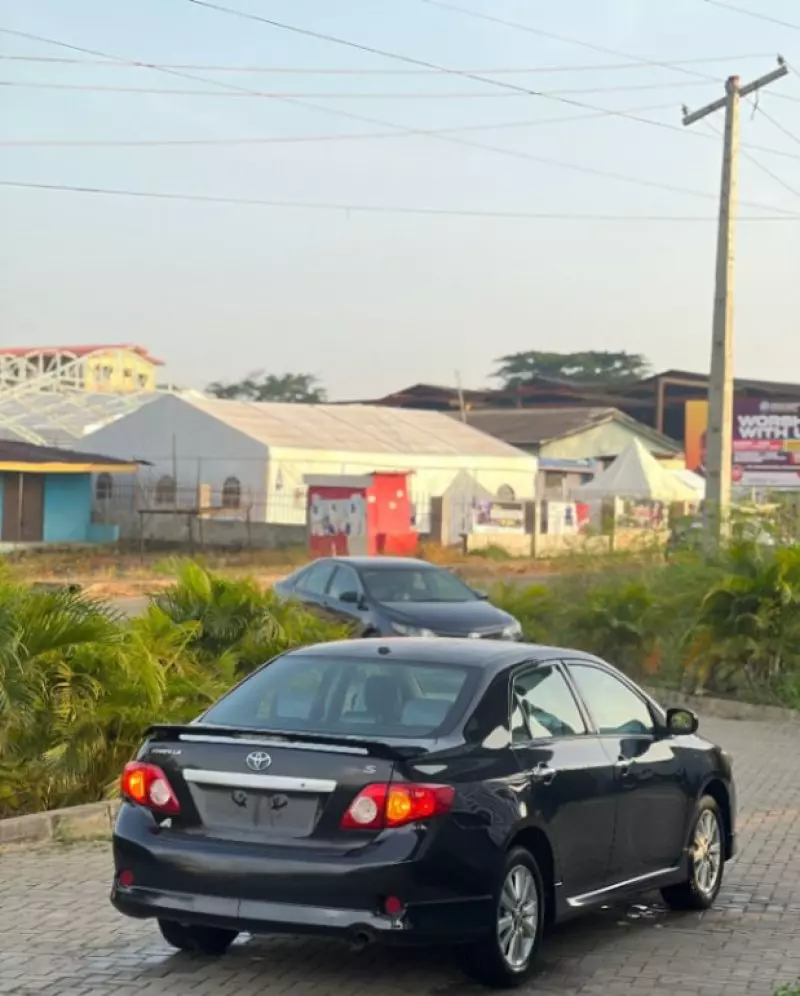 Toyota Corolla   - 2010