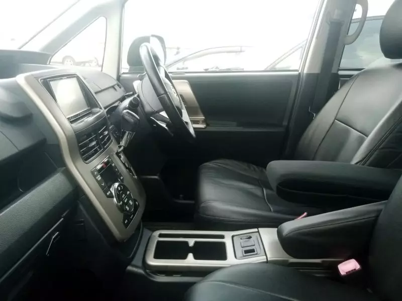 Toyota Noah   - 2012