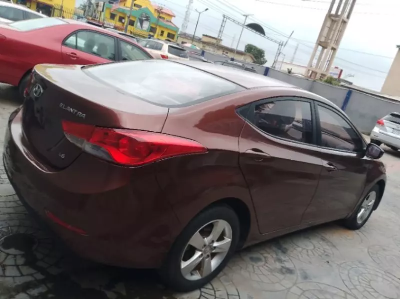 Hyundai Elantra   - 2013