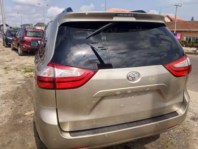 Toyota Sienna   - 2016