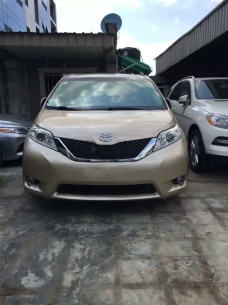 Toyota Sienna   - 2013