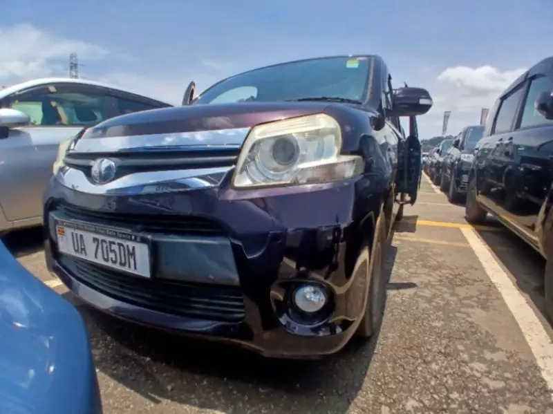 Toyota Sienta   - 2011