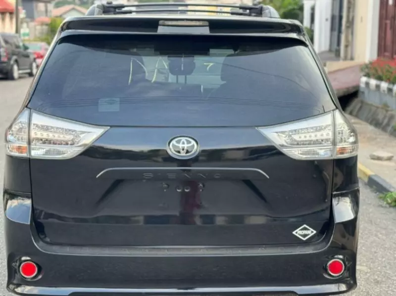 Toyota Sienna   - 2016