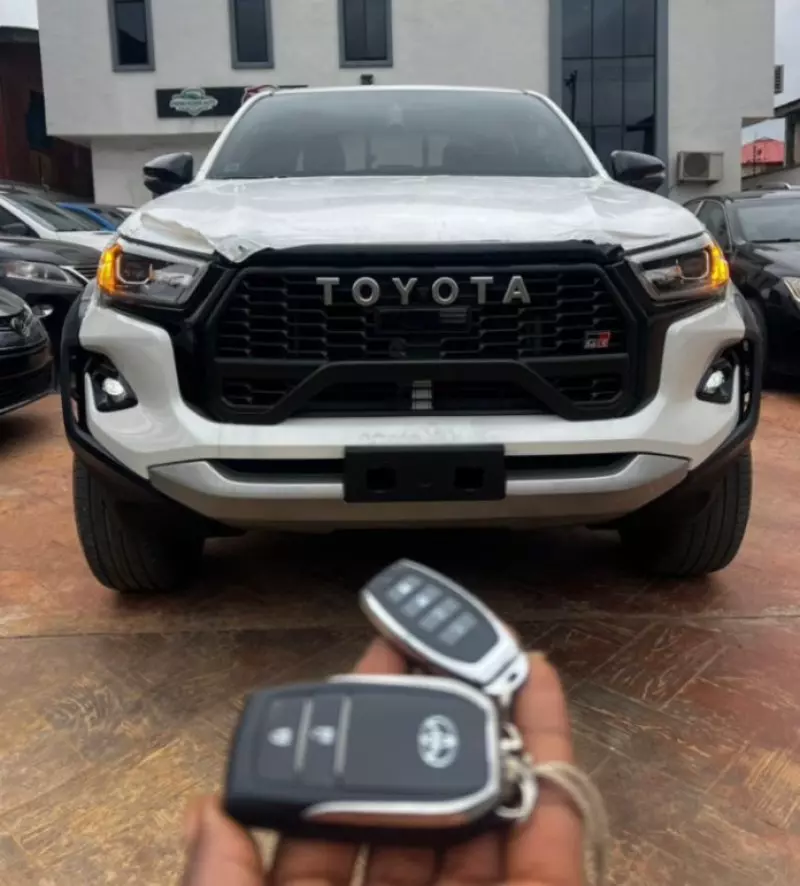 Toyota Hilux    - 2024