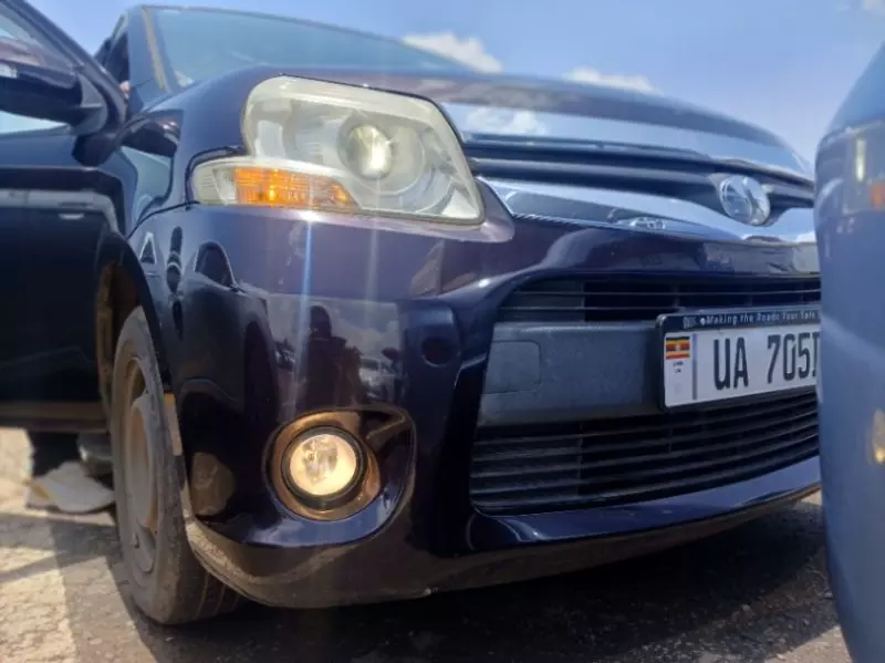 Toyota Sienta   - 2011