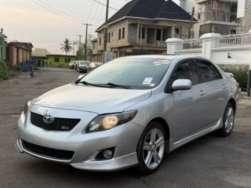 Toyota Corolla   - 2010