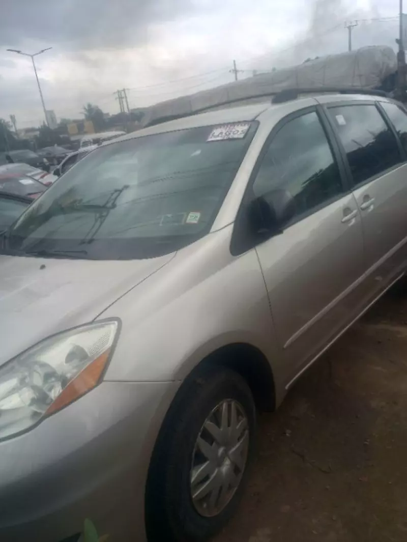 Toyota Sienna   - 2006