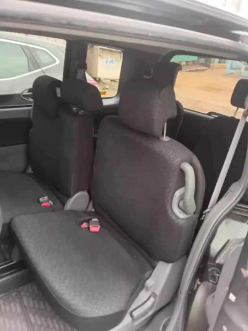 Toyota Sienta   - 2012