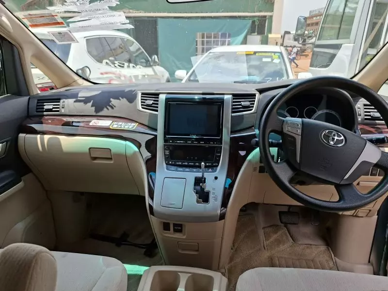 Toyota Alphard   - 2013