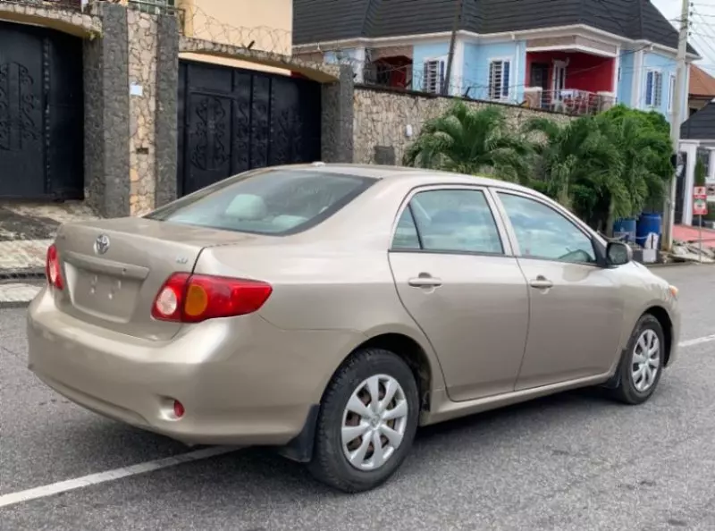 Toyota Corolla   - 2009