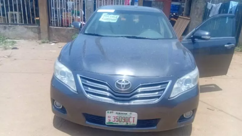 Toyota Camry   - 2010