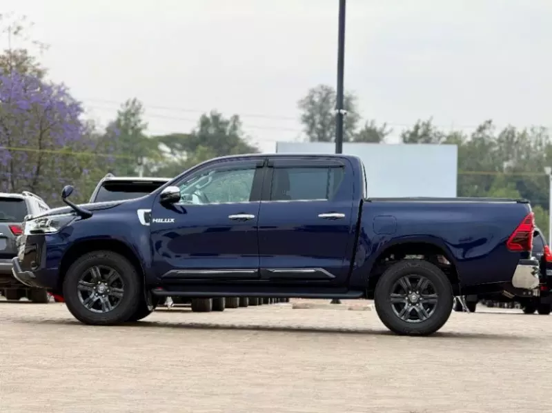 Toyota Hilux   - 2021