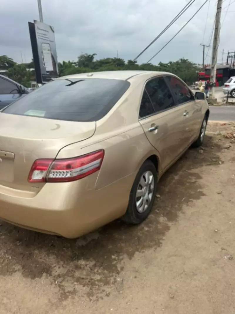 Toyota Camry   - 2010