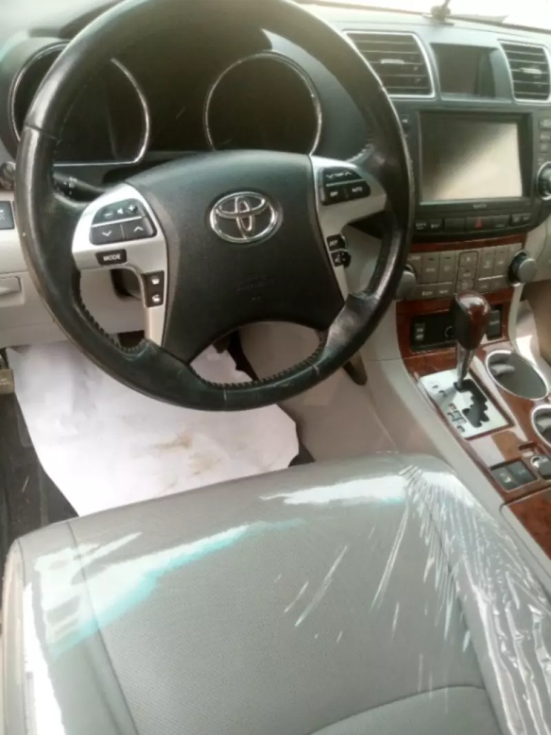 Toyota Highlander   - 2012