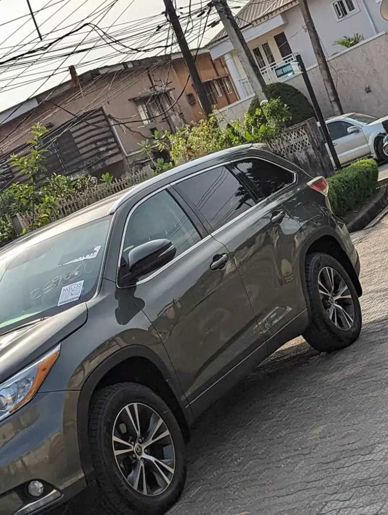 Toyota Highlander   - 2016
