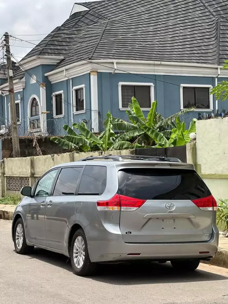 Toyota Sienna   - 2011