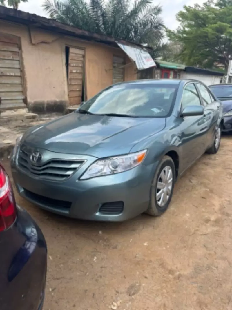 Toyota camry   - 2011