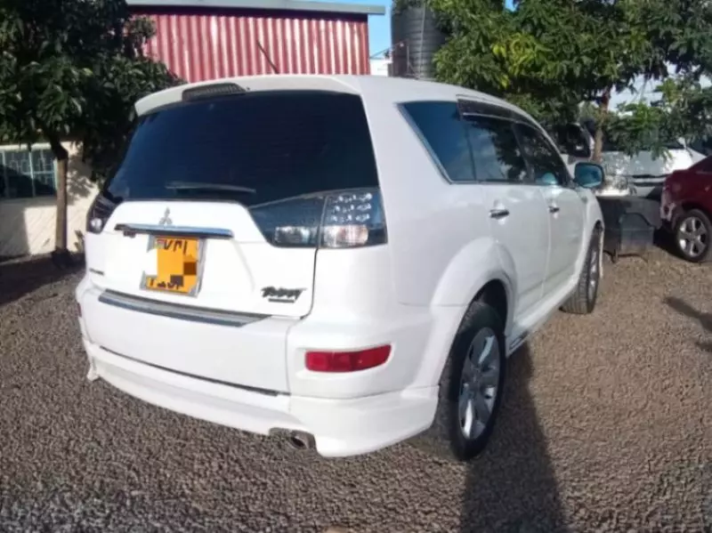 Mitsubishi Outlander hybrid    - 2009