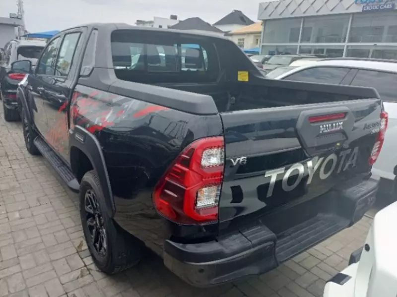 Toyota Hilux   - 2025
