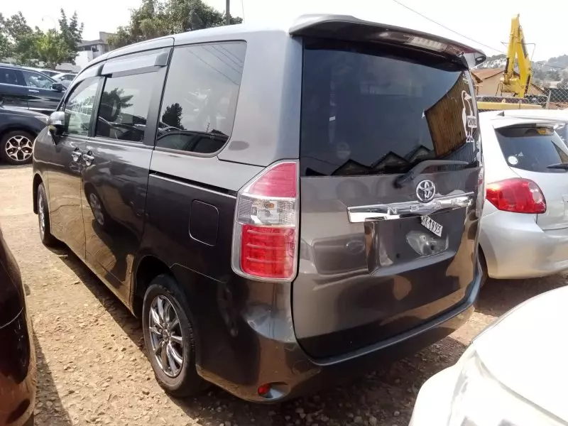 Toyota Noah   - 2009
