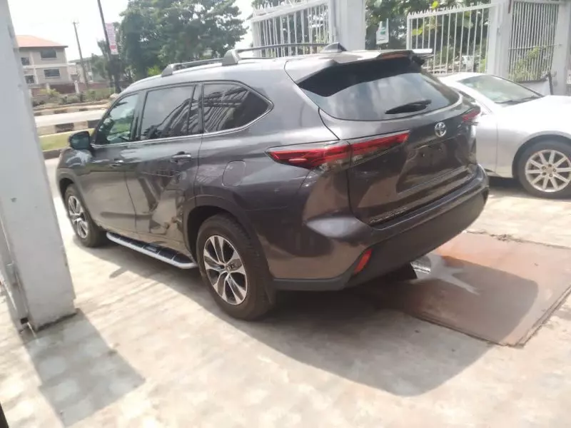 Toyota Highlander   - 2021
