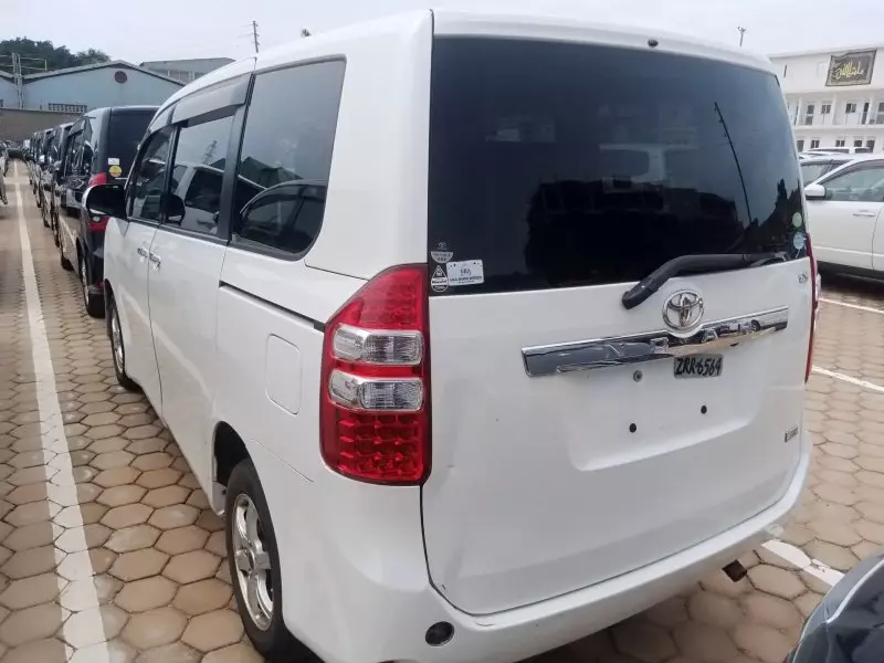 Toyota Noah   - 2012