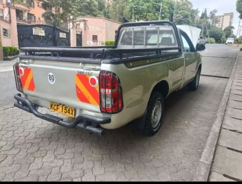 Toyota Hilux   - 2015