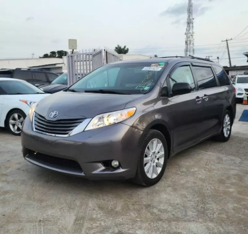 Toyota Sienna   - 2013