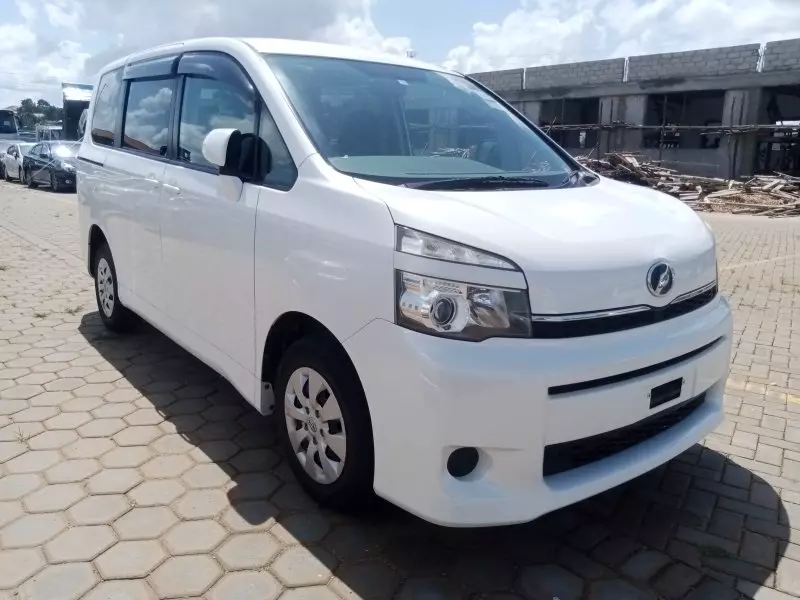Toyota Voxy    - 2012