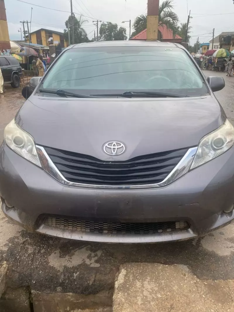 Toyota Sienna   - 2013