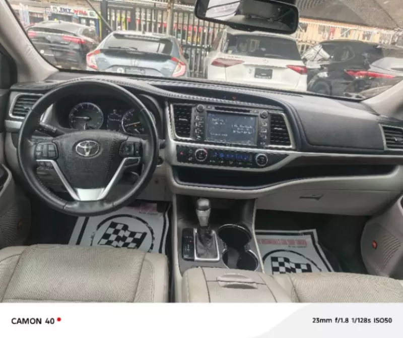 Toyota Highlander   - 2016