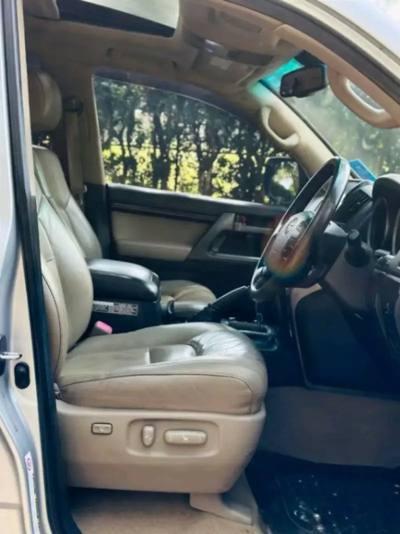 Toyota Land Cruiser   - 2010