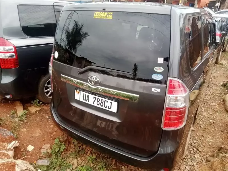 Toyota Noah   - 2010