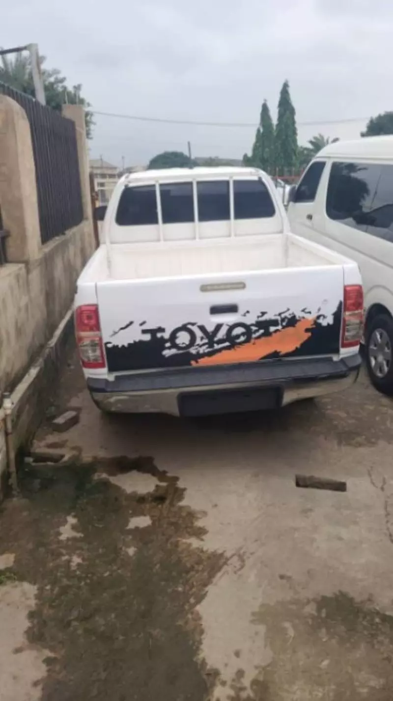 Toyota Hilux   - 2012