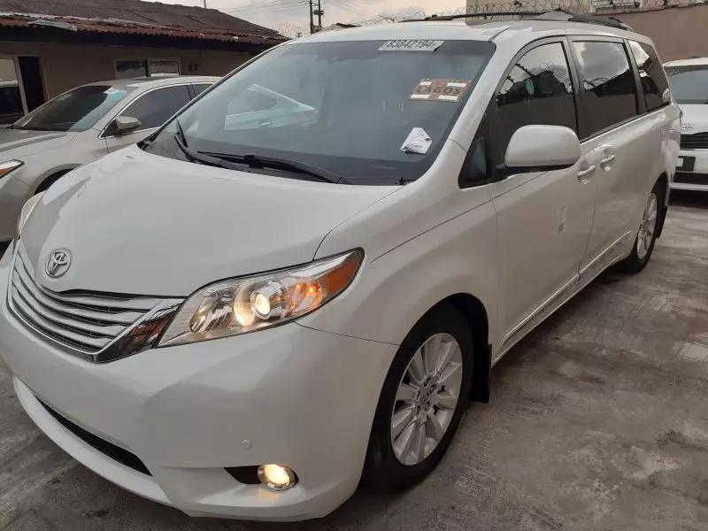 Toyota Sienna   - 2011