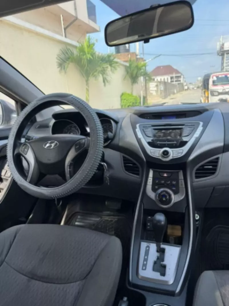 Hyundai Elantra   - 2012