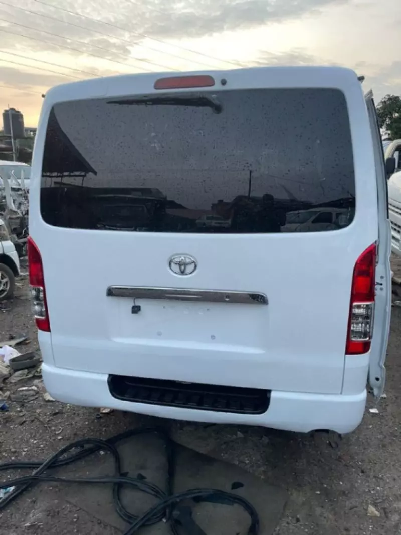 Toyota Hiace   - 2015
